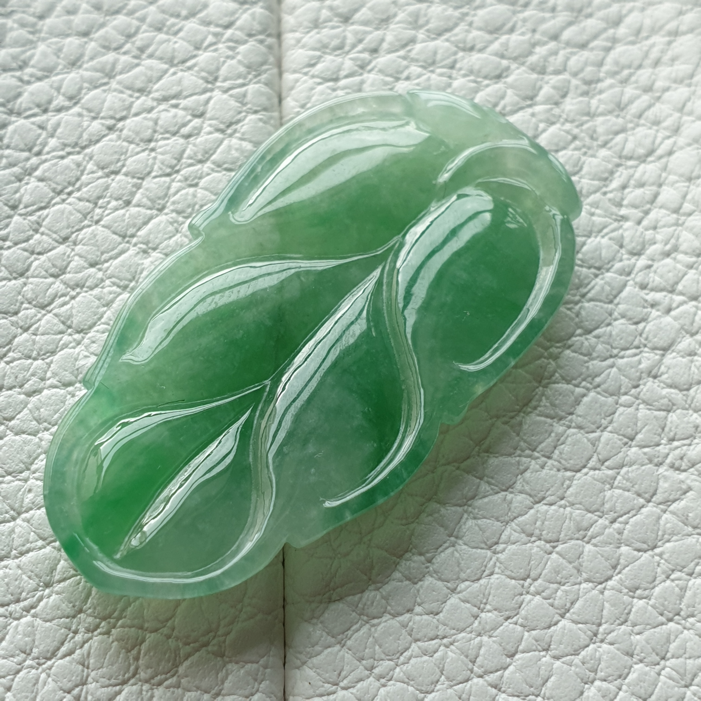 豆绿色叶子翡翠吊坠 (Type A Green Jadeite Jade Leaf Pendant) PLF79209