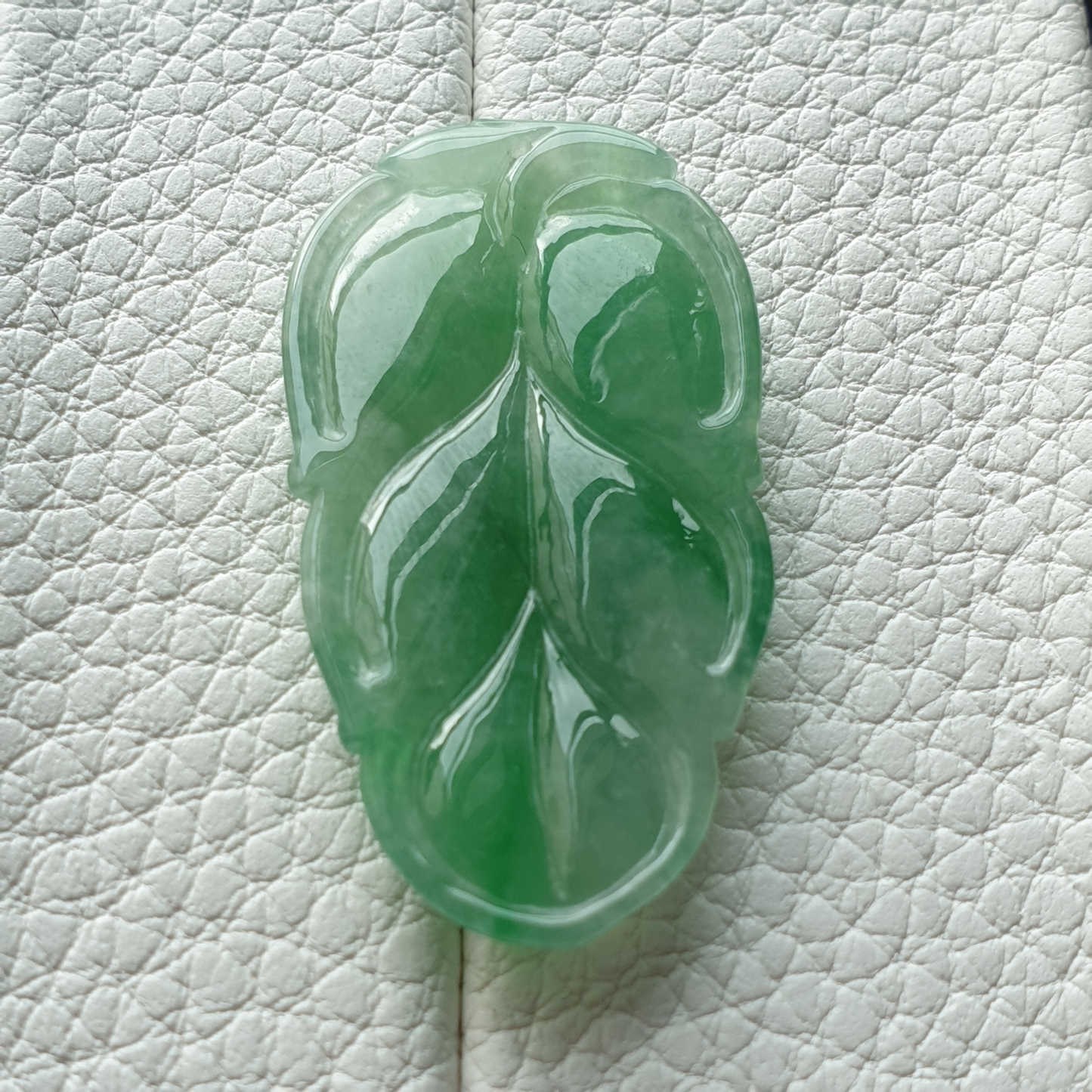 豆绿色叶子翡翠吊坠 (Type A Green Jadeite Jade Leaf Pendant) PLF79209