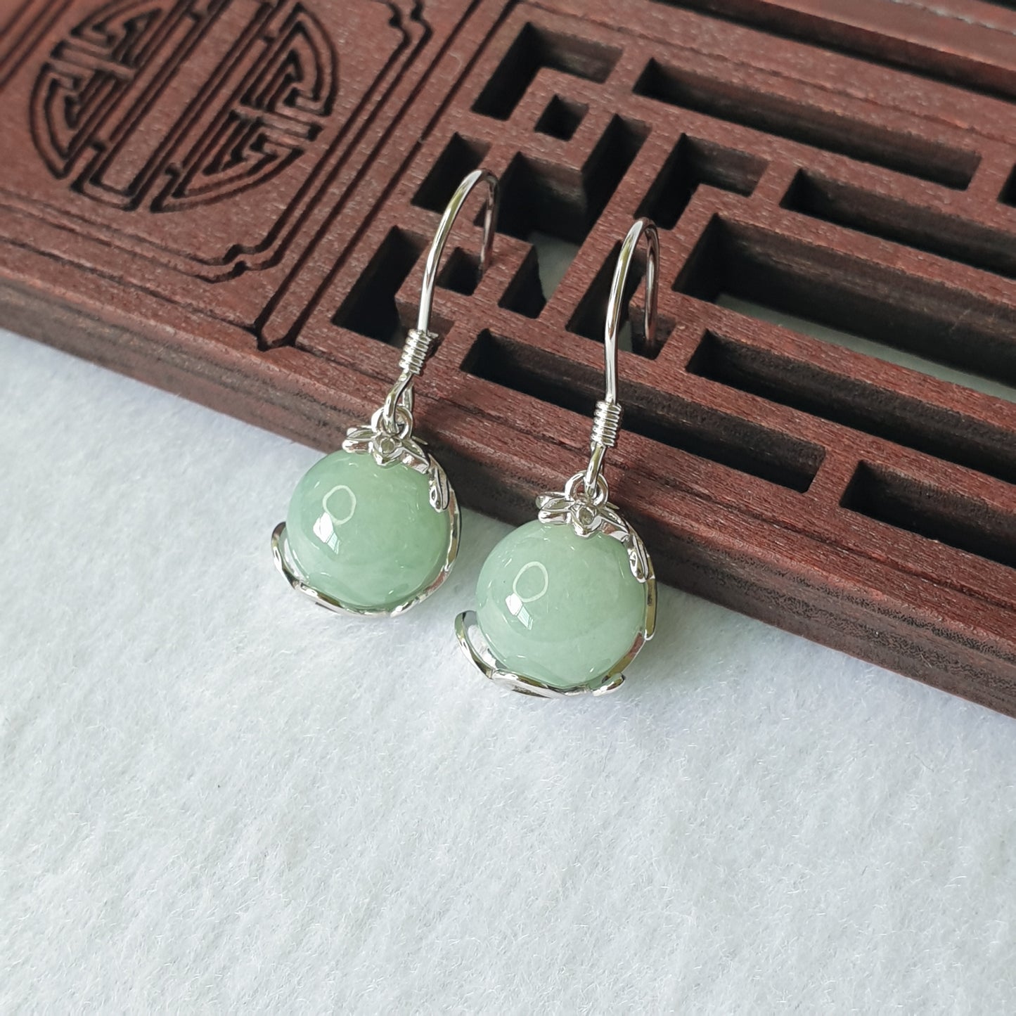 Singapore Light Green Jadeite Jade Vine & Flower Dangle Earrings (新加坡淡绿色翡翠藤蔓与花耳坠)