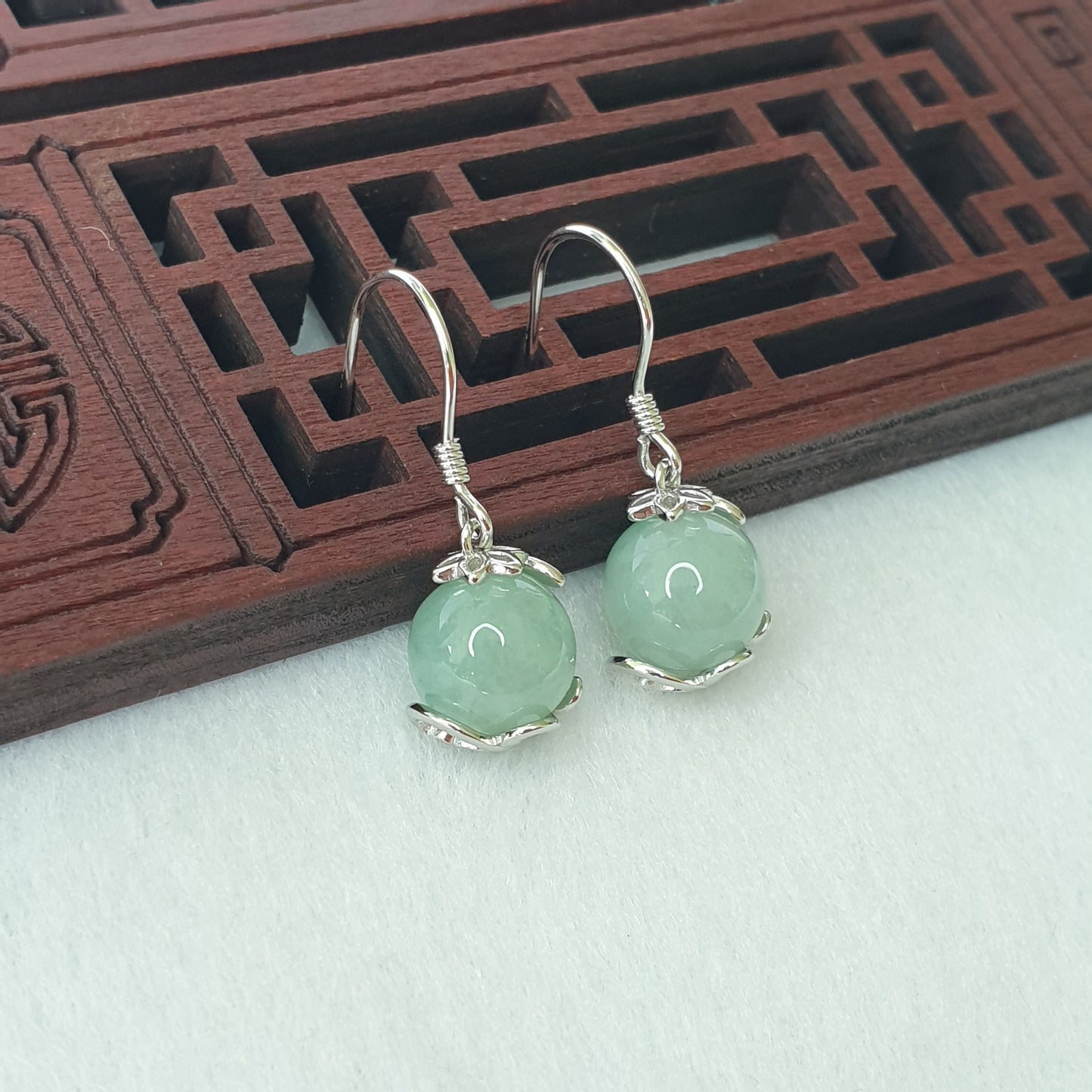 Singapore Light Green Jadeite Jade Vine & Flower Dangle Earrings (新加坡淡绿色翡翠藤蔓与花耳坠)