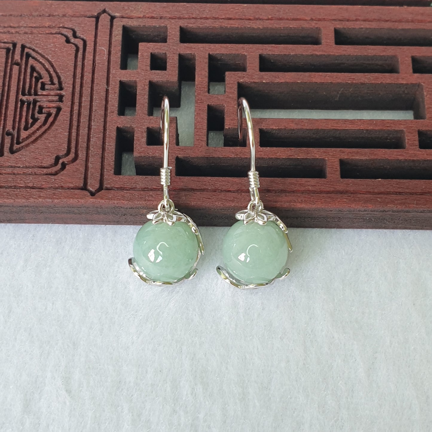 Singapore Light Green Jadeite Jade Vine & Flower Dangle Earrings (新加坡淡绿色翡翠藤蔓与花耳坠)