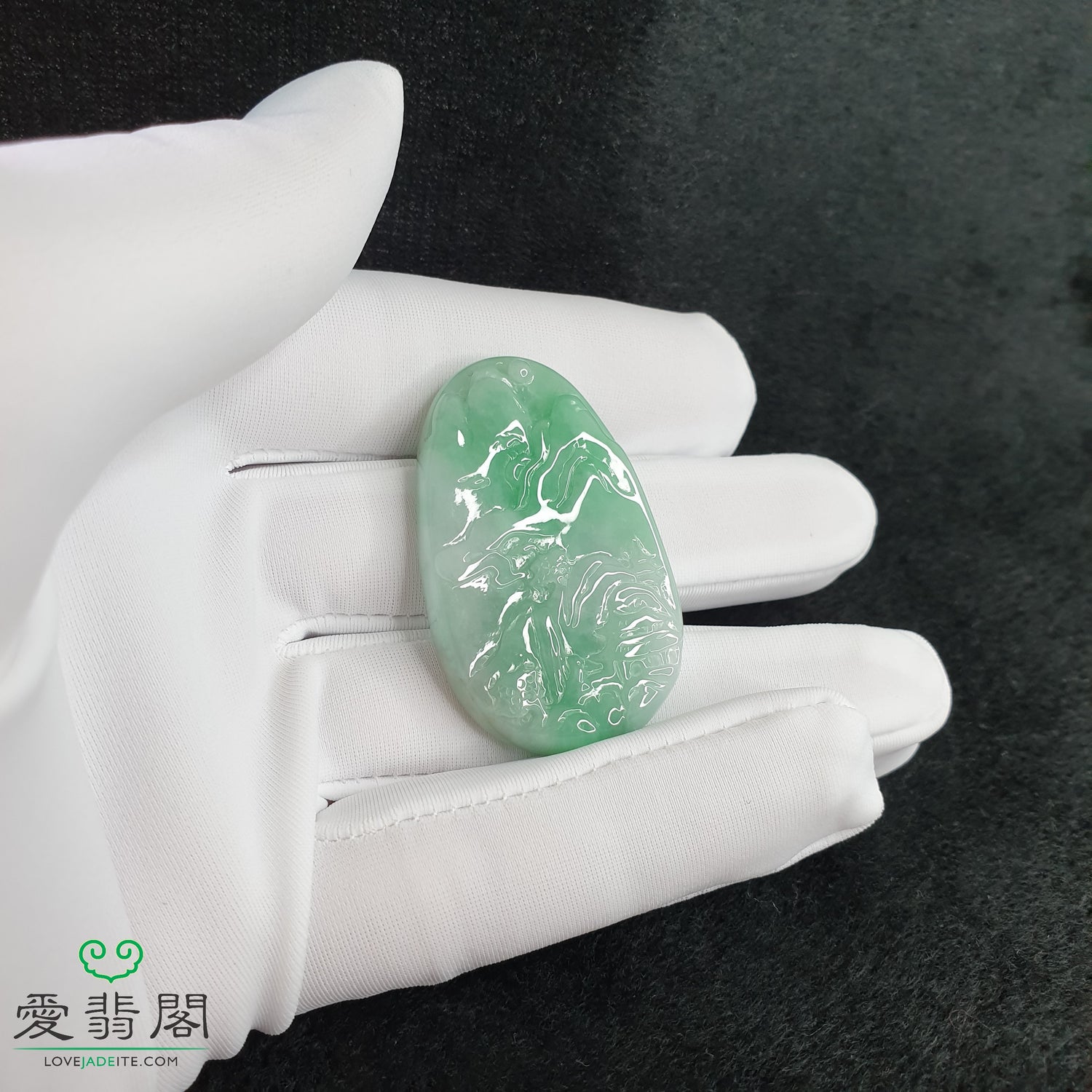 绿色山水牌翡翠吊坠 (Type A Green Jadeite Jade Landscape Pendant) PLS98505