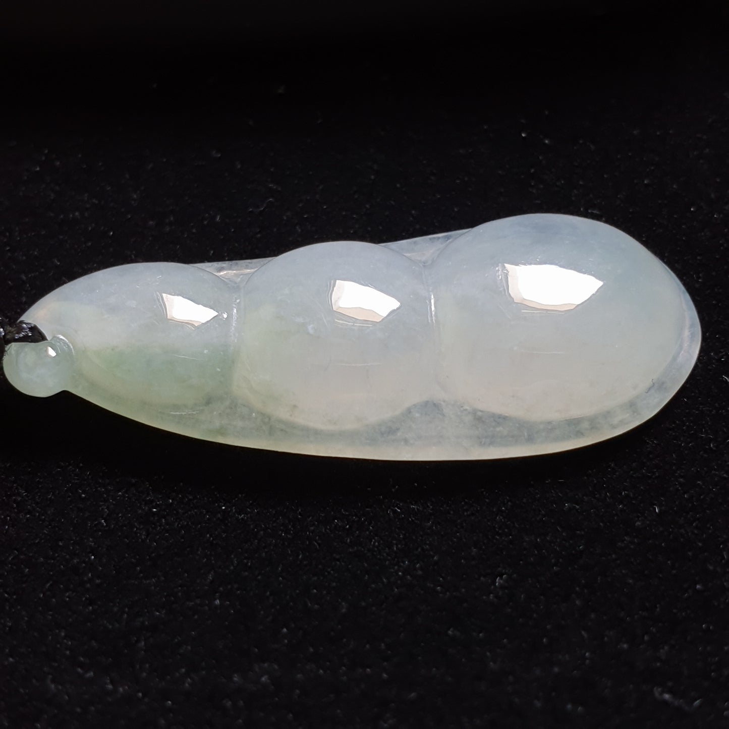 糯种福豆翡翠吊坠 (Type A Jadeite Jade Peapod Pendant) PPP29674