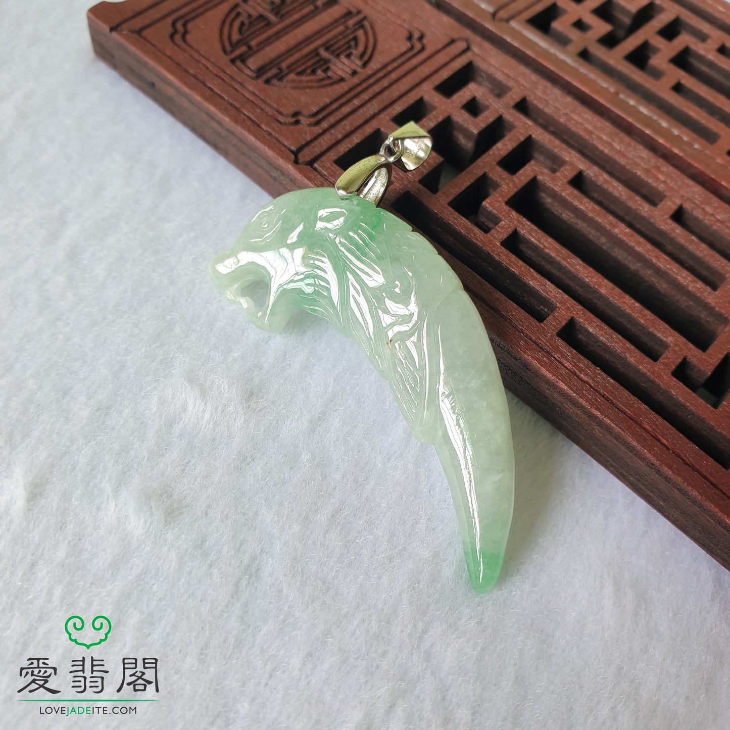 Myanmar Natural Type A Light Green Jadeite Jade Wolf Tooth Pendant Singapore Jewelry Jewellery (缅甸天然A货淡绿新加坡翡翠狼牙吊坠首饰) PWT49063