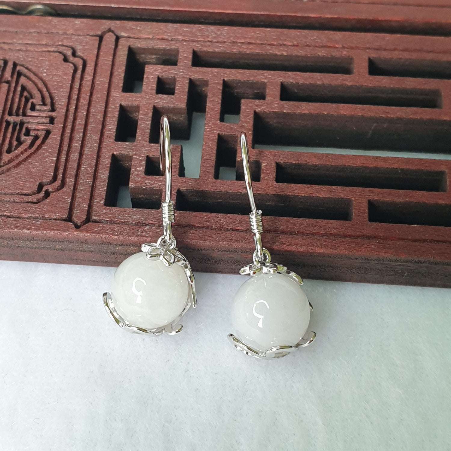 Singapore White Jadeite Jade Vine & Flower Dangle Earrings (新加坡白色翡翠藤蔓与花耳坠)