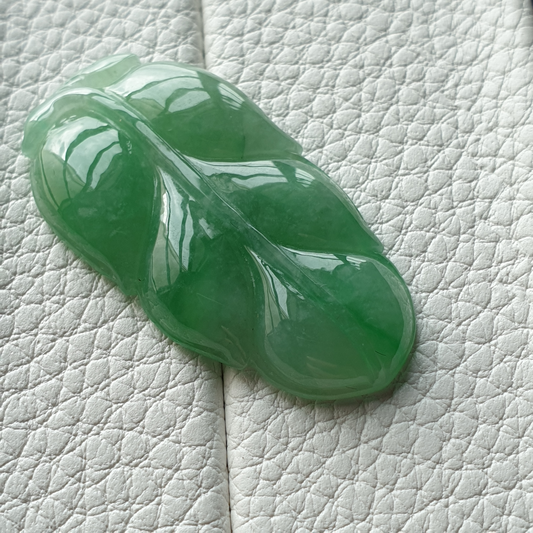 豆绿色叶子翡翠吊坠 (Type A Green Jadeite Jade Leaf Pendant) PLF79209