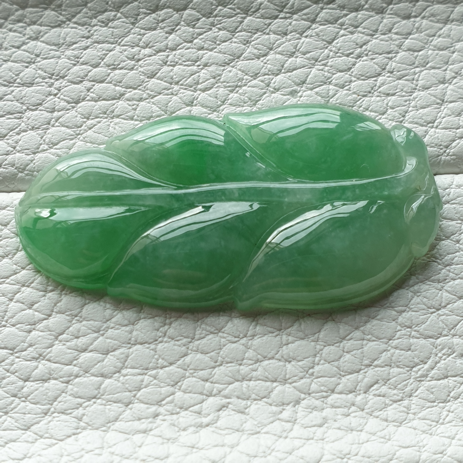 豆绿色叶子翡翠吊坠 (Type A Green Jadeite Jade Leaf Pendant) PLF79209